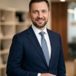 Портрет уверенного бизнесмена компании Alpha-Hp на нейтральном фоне для сайта по проектированию домов
